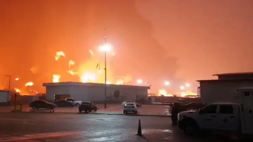 VIDEOS: Incendio en Dos Bocas deja cinco muertos; Pemex confirma que fue provocado por… ¿lluvias?
