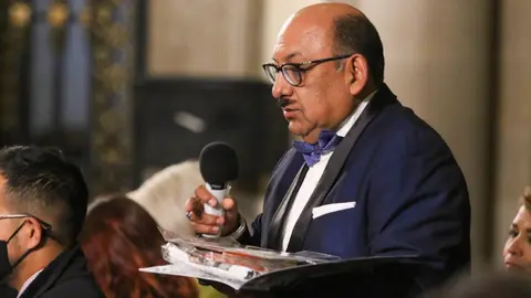 “Lord Molécula” generó incomodidad con un comentario durante conferencia sobre cáncer de mama./ X