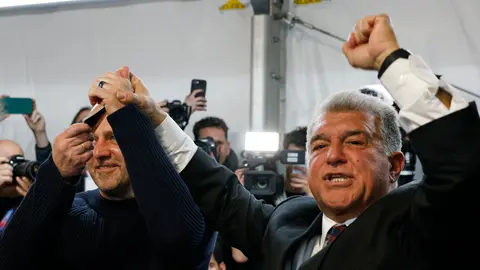 Joan Laporta con Hansi Flick tras las elecciones presidenciales de Barcelona | AP