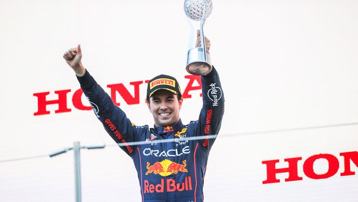 Checo Pérez celebra el podio en el Gran Premio de Japón 2022 | RED BULL