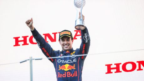 Checo Pérez celebra el podio en el Gran Premio de Japón 2022 | RED BULL