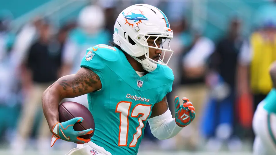 Denver Broncos adquieren al receptor Jaylen Waddle desde Miami Dolphins