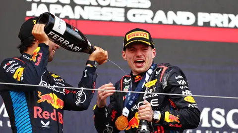 Checo Pérez celebra con Max Verstappen en el podio en el Gran Premio de Japón en 2024 | RED BULL