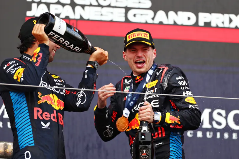 Checo Pérez celebra con Max Verstappen en el podio en el Gran Premio de Japón en 2024 | RED BULL