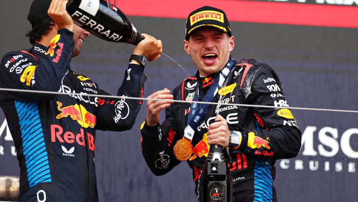 Checo Pérez celebra con Max Verstappen en el podio en el Gran Premio de Japón en 2024 | RED BULL