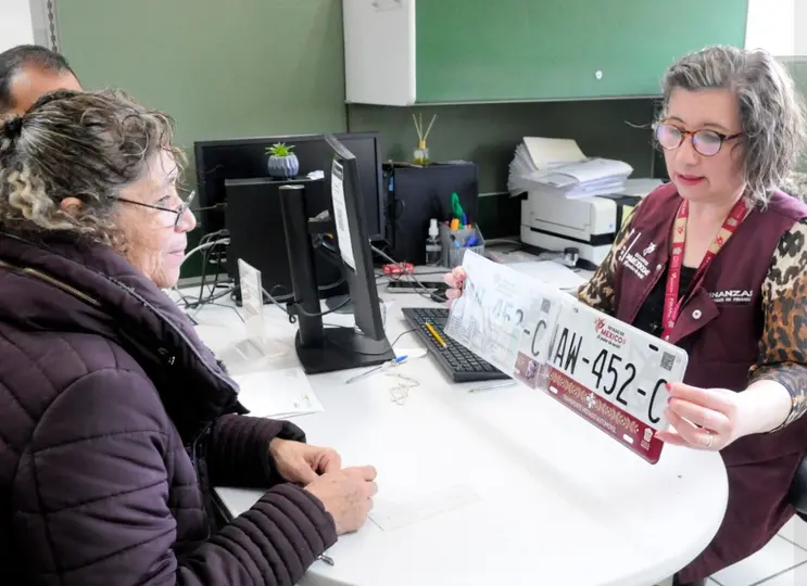 La opción de acudir por las placas de forma presencial todavía se mantiene / Redes Sociales