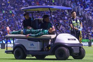 Kevin Mier sale en el carrito de las asistencias tras el choque contra Carrasquilla en el Apertura 2025 | MEXSPORT