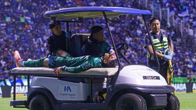 Kevin Mier sale en el carrito de las asistencias tras el choque contra Carrasquilla en el Apertura 2025 | MEXSPORT