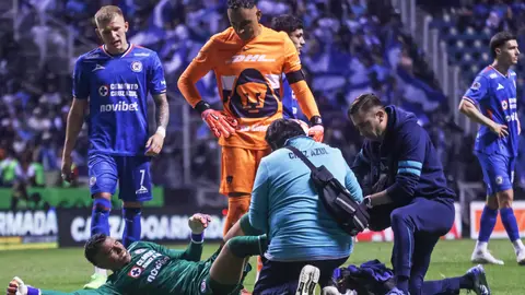 Kevin Mier recibe asistencia médica tras el choque con Adalberto Carrasquilla | MEXSPORT