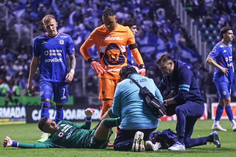 Kevin Mier recibe asistencia médica tras el choque con Adalberto Carrasquilla | MEXSPORT