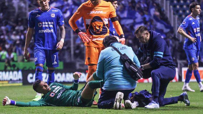 Kevin Mier recibe asistencia médica tras el choque con Adalberto Carrasquilla | MEXSPORT