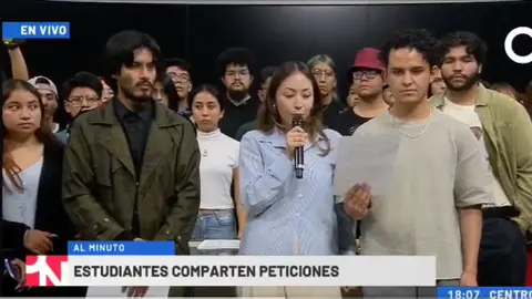 Los estudiantes del IPN entraron a las instalaciones de Canal 11 para exponer en vivo un pliego petitorio. / X