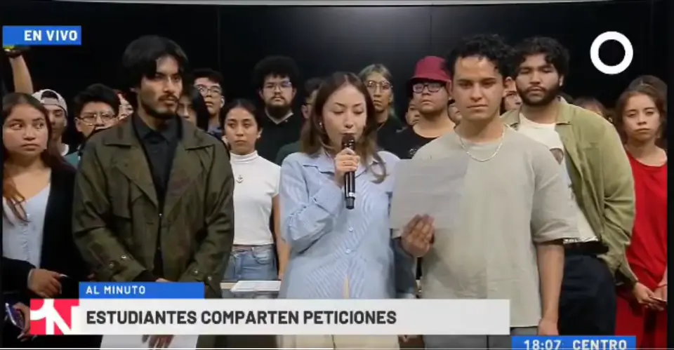 Los estudiantes del IPN entraron a las instalaciones de Canal 11 para exponer en vivo un pliego petitorio. / X