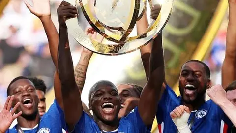 Moises Caicedo levanta el trofeo del Mundial de Clubes l INSTA: @moises_caicedo55