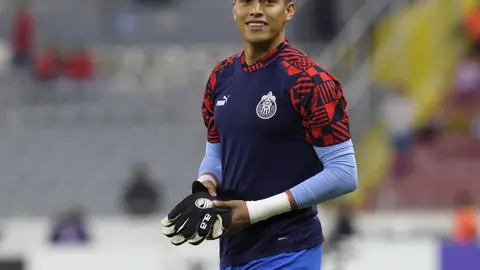 Raúl Rangel en un calentamiento con Chivas l MEXSPORT