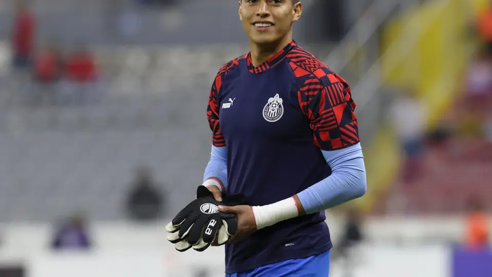 Raúl Rangel en un calentamiento con Chivas l MEXSPORT