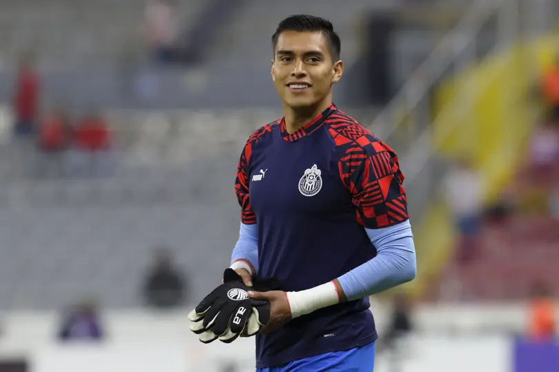 Raúl Rangel en un calentamiento con Chivas l MEXSPORT