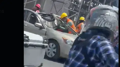 El bloque de cemento impactó directamente un vehículo, dejando a dos personas lesionadas sobre la avenida Miguel Alemán. / RS