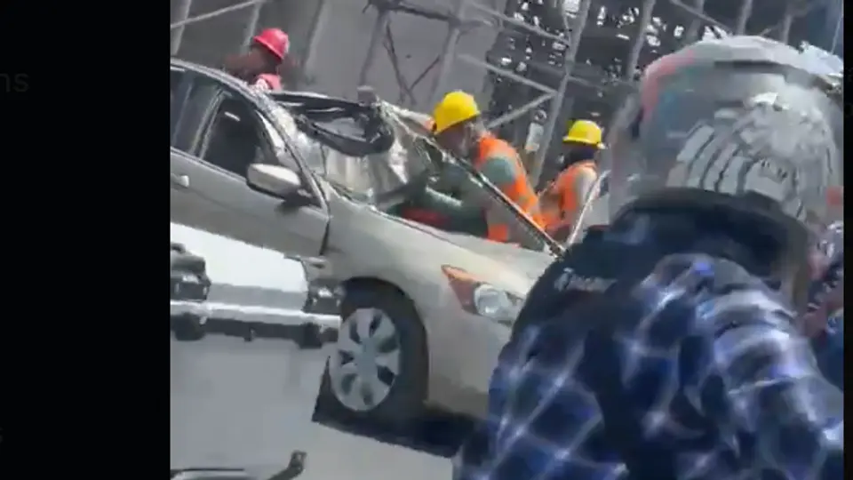 El bloque de cemento impactó directamente un vehículo, dejando a dos personas lesionadas sobre la avenida Miguel Alemán. / RS