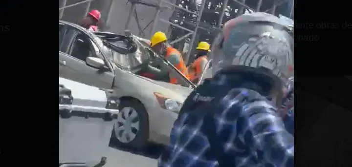 El bloque de cemento impactó directamente un vehículo, dejando a dos personas lesionadas sobre la avenida Miguel Alemán. / RS