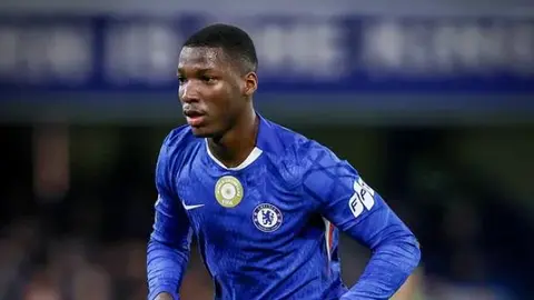 Moises Caicedo jugando con Chelsea l INSTA; @moises_caicedo55