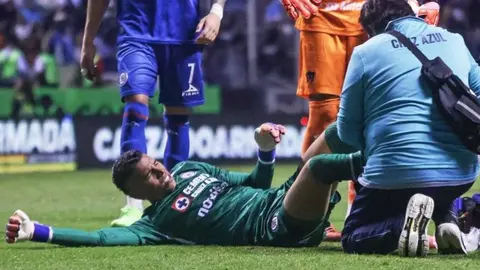 Kevin Mier lesionado tras la entrada de Carrasquilla l IMAGO7