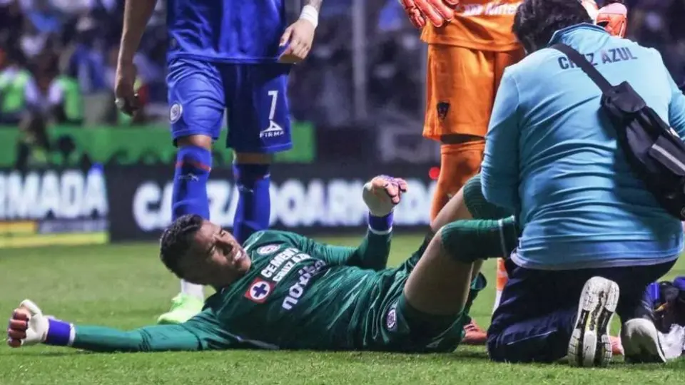 Kevin Mier lesionado tras la entrada de Carrasquilla l IMAGO7
