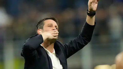 Cristian Chivu festejando el triunfo con el Inter | AP