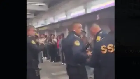 Durante el operativo, usuarios fueron desalojados de vagones en la estación Ciudad Deportiva. / X@esprimeralinea