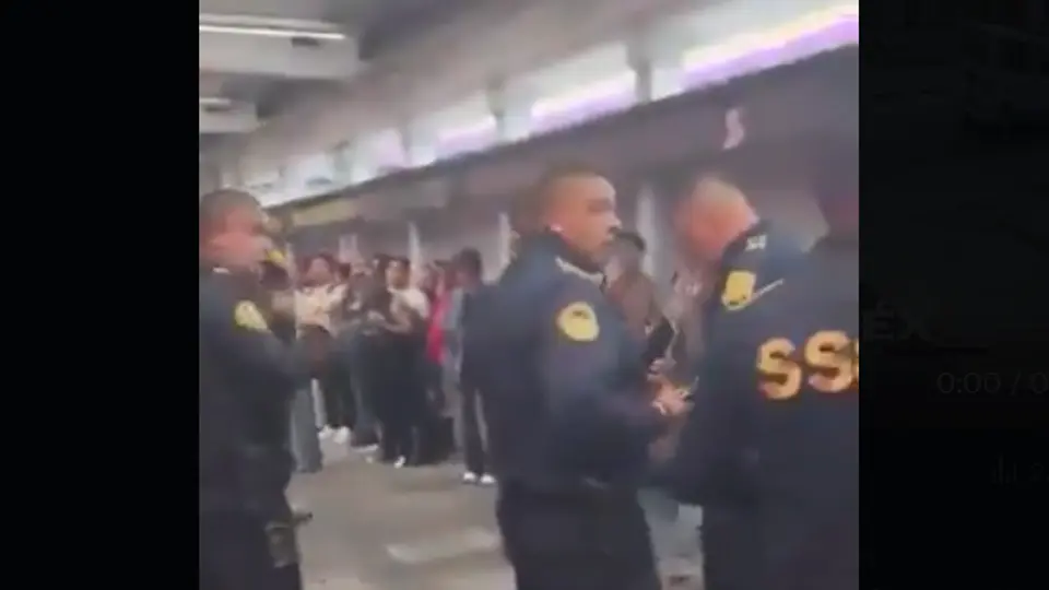 Durante el operativo, usuarios fueron desalojados de vagones en la estación Ciudad Deportiva. / X@esprimeralinea