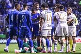 Jugadores de Pumas y Cruz Azul se enfrentan tras lesión de Mier | MEXSPORT