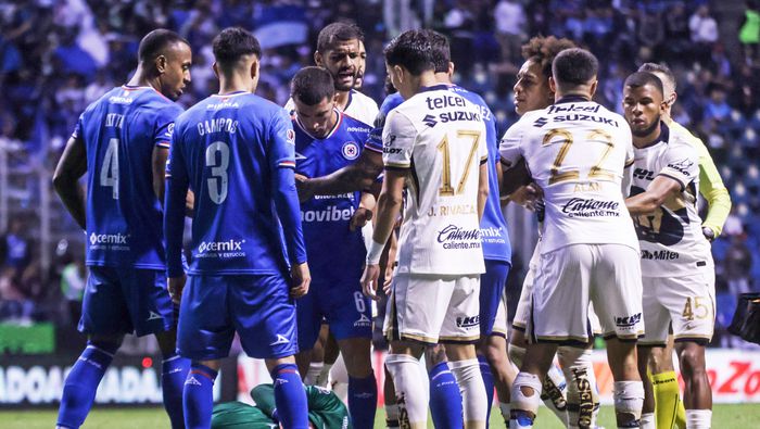 Jugadores de Pumas y Cruz Azul se enfrentan tras lesión de Mier | MEXSPORT