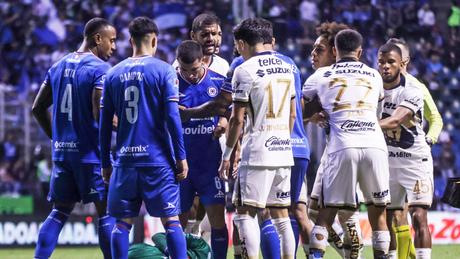 Jugadores de Pumas y Cruz Azul se enfrentan tras lesión de Mier | MEXSPORT