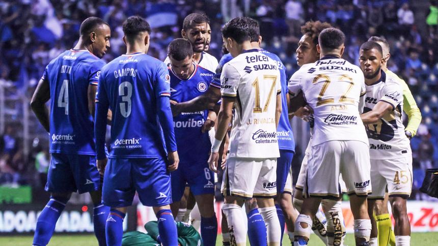 Jugadores de Pumas y Cruz Azul se enfrentan tras lesión de Mier | MEXSPORT