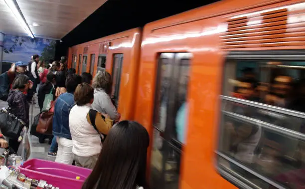 Una balacera registrada la tarde de este jueves 16 de abril en la alcaldía Iztacalco provocó afectaciones en la Línea 9 del Metro CDMX. / iStock