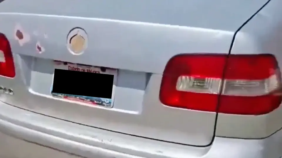 Aunque los hechos fueron en Puebla, el auto portaba placas del Estado de México / Redes Sociales