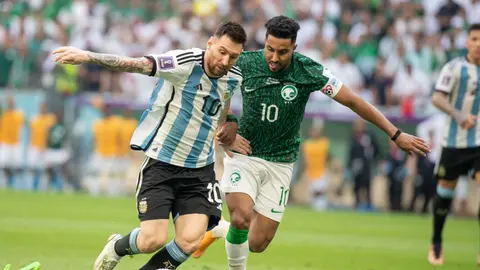 Lionel Messi enfrentando a Al-Dawsari en Qatar 2022 | MexSport