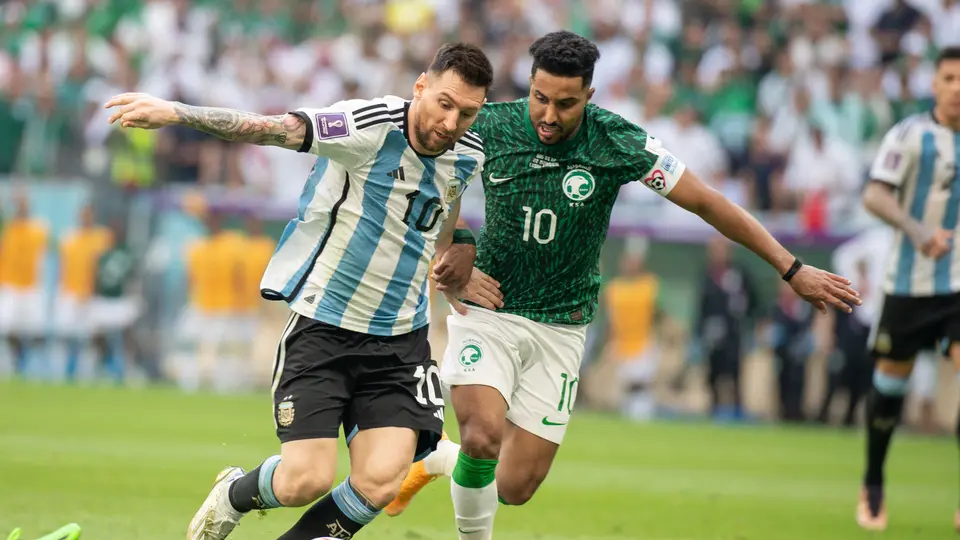 Lionel Messi enfrentando a Al-Dawsari en Qatar 2022 | MexSport