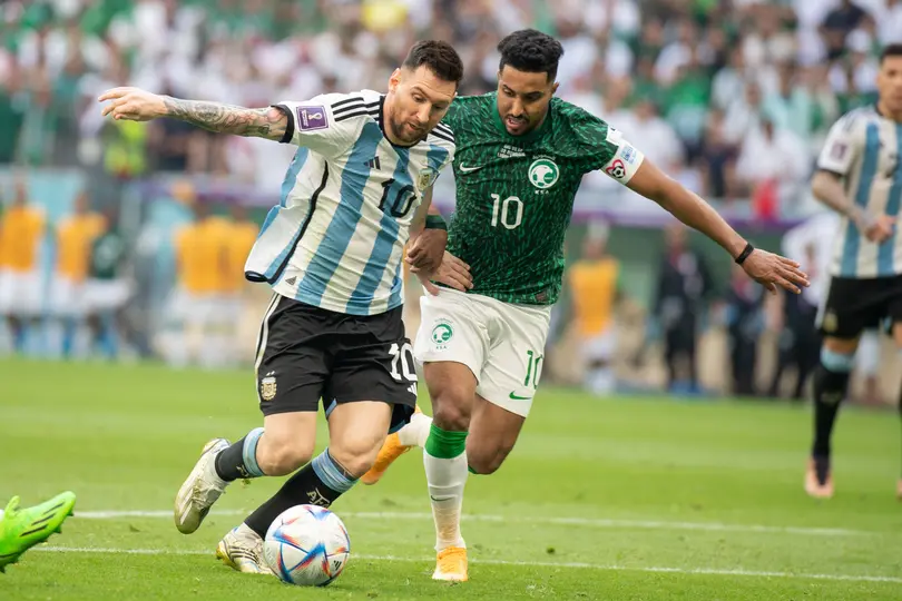 Lionel Messi enfrentando a Al-Dawsari en Qatar 2022 | MexSport
