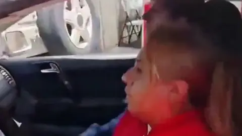 La señora prefirió enojarse que pagar la gasolina que antes había cargado su hijo / Redes Sociales