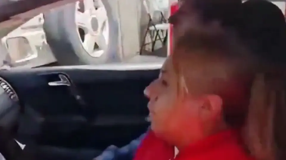 La señora prefirió enojarse que pagar la gasolina que antes había cargado su hijo / Redes Sociales