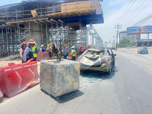 Cae estructura del Metro de Monterrey sobre auto en Apodaca; reportan dos lesionados