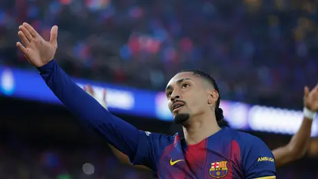 Raphinha se disculpa por gesto a hinchas del Atlético tras eliminación del Barça en Champions