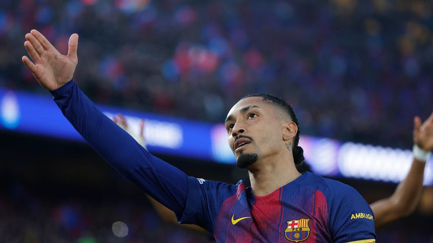 Raphinha en gesto con Barcelona durante la Champions League | AP