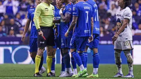 Jugadores de Cruz Azul reclaman a Fernando Hernández la acción de Carrasquilla sobre Mier | MEXSPORT