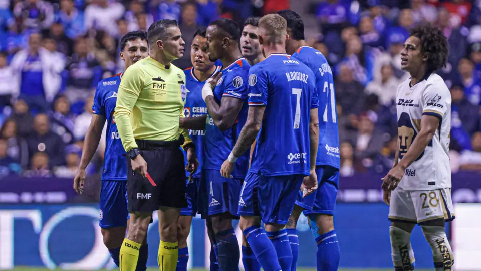Jugadores de Cruz Azul reclaman a Fernando Hernández la acción de Carrasquilla sobre Mier | MEXSPORT