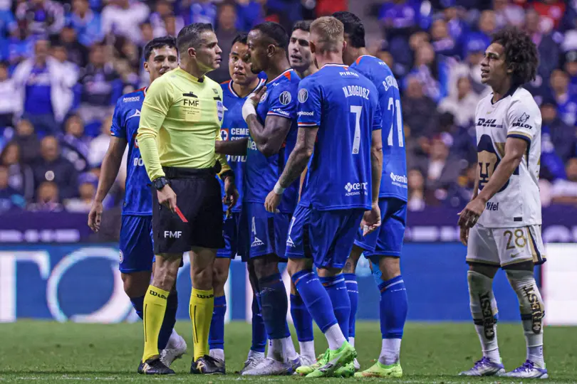 Jugadores de Cruz Azul reclaman a Fernando Hernández la acción de Carrasquilla sobre Mier | MEXSPORT
