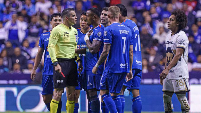 Jugadores de Cruz Azul reclaman a Fernando Hernández la acción de Carrasquilla sobre Mier | MEXSPORT