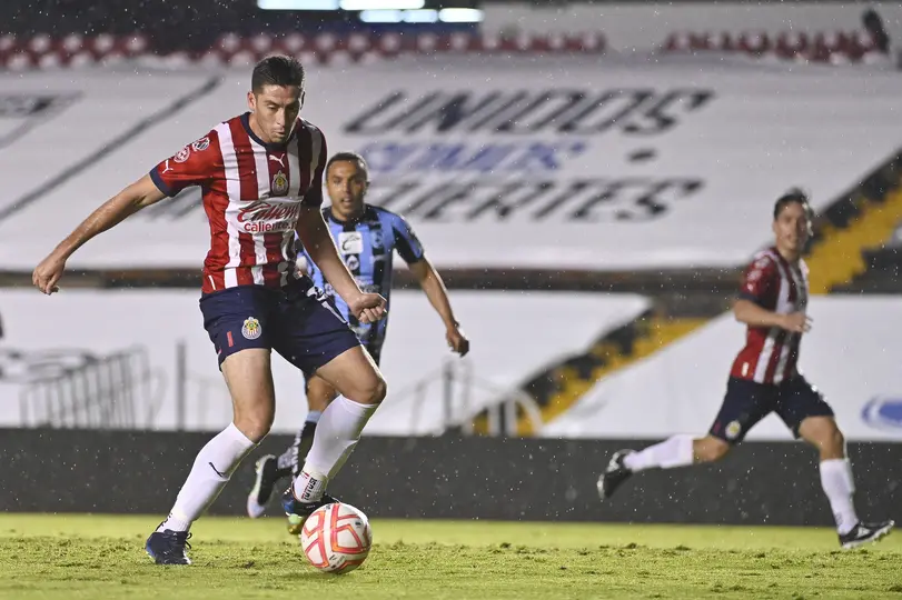 Santiago Ormeño tuvo una polémic salida de Chivas | IMAGO7