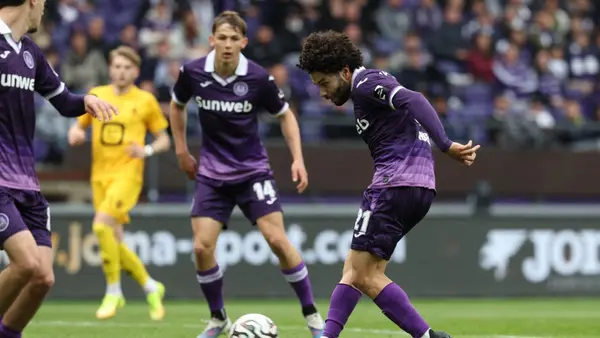 ¡Con miras al Mundial! César Huerta volvió a la titularidad con Anderlecht